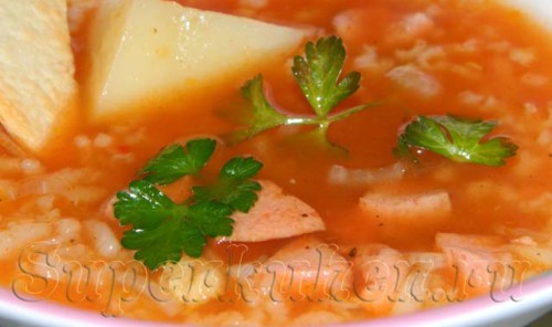 Томатный суп с рисом и копчеными колбасками