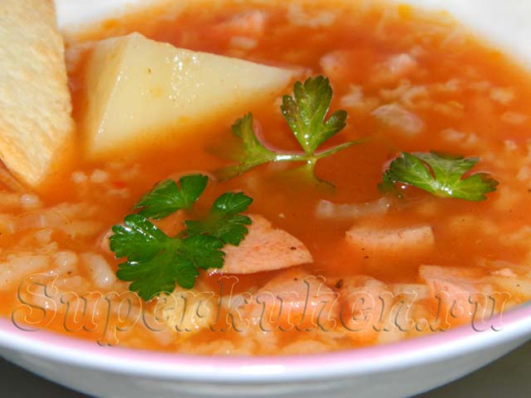 Томатный суп с рисом и копчеными колбасками
