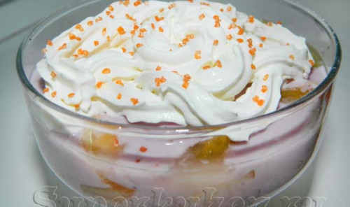 Фруктовый десерт с йогуртом и взбитыми сливками