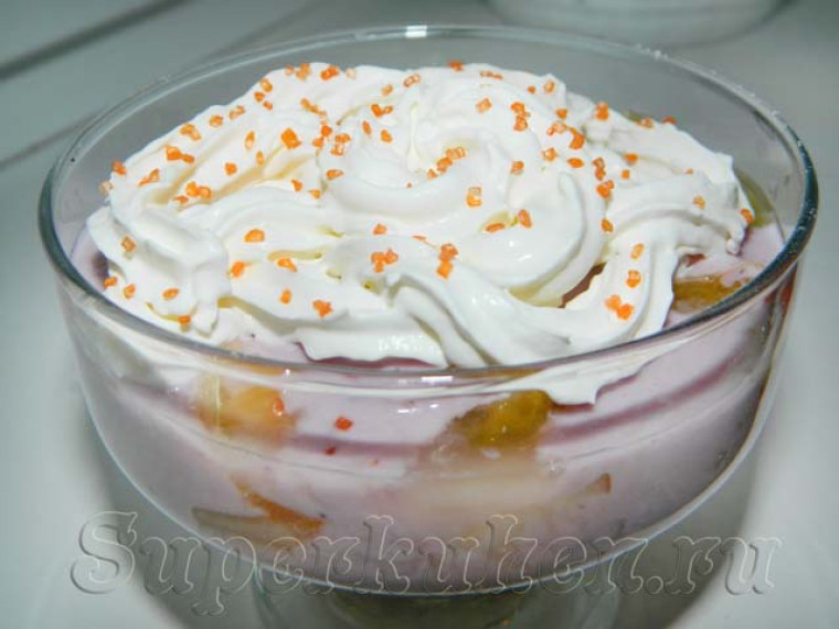 Фруктовый десерт с йогуртом и взбитыми сливками