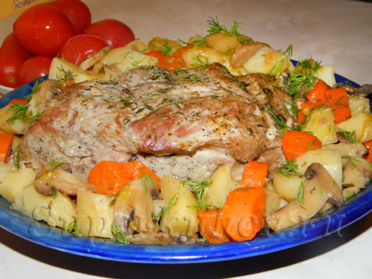 Свиная шейка, запеченная с грибами, картофелем и морковью