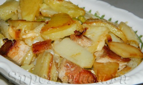 Жаркое из свинины с жареным картофелем в горшочке