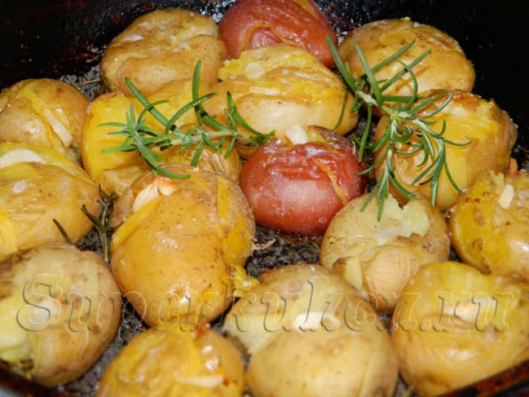 Картофель в мундире, запеченный в духовке с чесноком и розмарином
