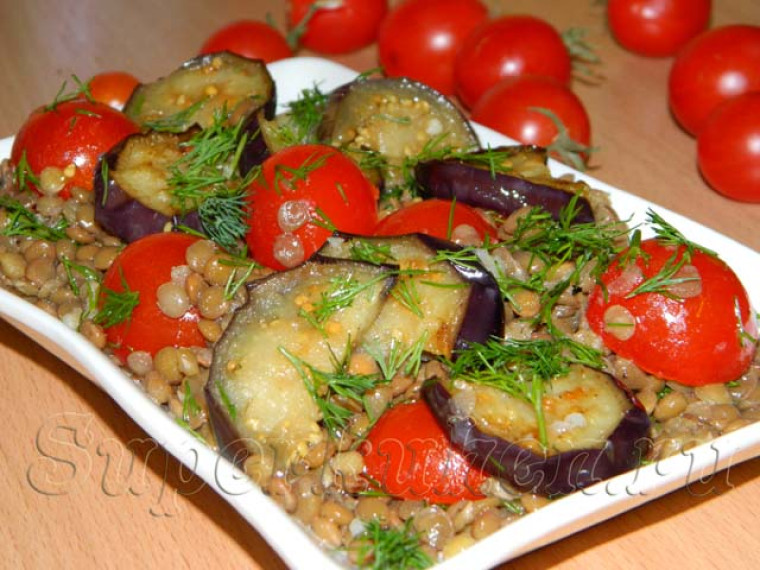 Салат из чечевицы с баклажанами и помидорами