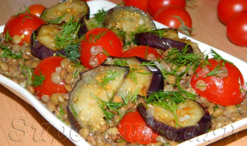 Салат из чечевицы с баклажанами и помидорами