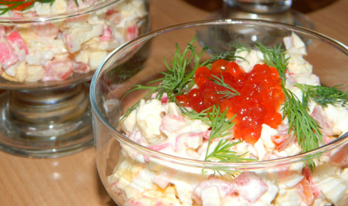 Салат с крабовыми палочками, помидорами и красной икрой