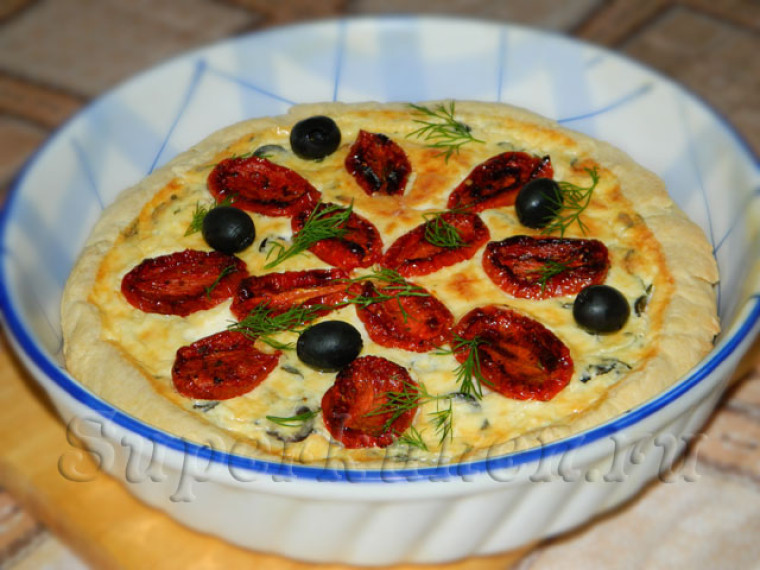 Пирог с вялеными помидорами и сыром