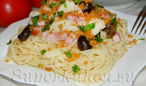 Спагетти с цветной капустой, ветчиной и грибами