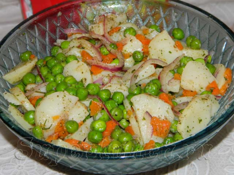 Салат с морковью, картофелем и горошком